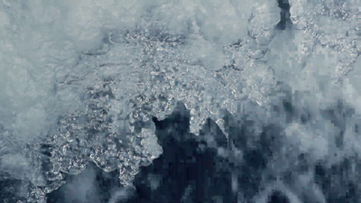 春天的冰天雪地冰在融化春天的冰柱上有水滴特写镜头