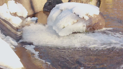冰雪花实拍视频素材流水特写冰雪覆盖的石头关门了冬日河