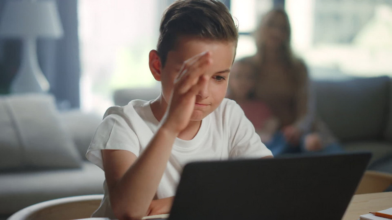 孩子们在网络课堂上用笔记本电脑举手快乐的男孩学习距离视频特效素材-千库网