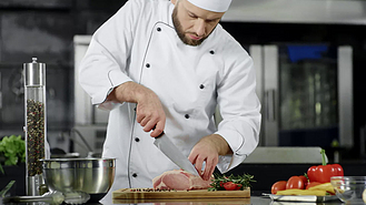 男厨师在专业厨房切肉片厨师准备牛肉