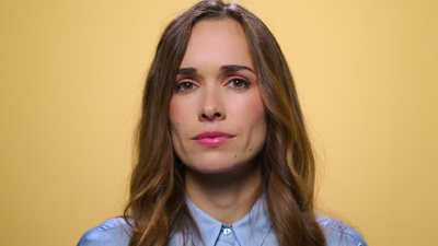 积极的女人在镜头前摇头是的迷人的女人站在演播室里