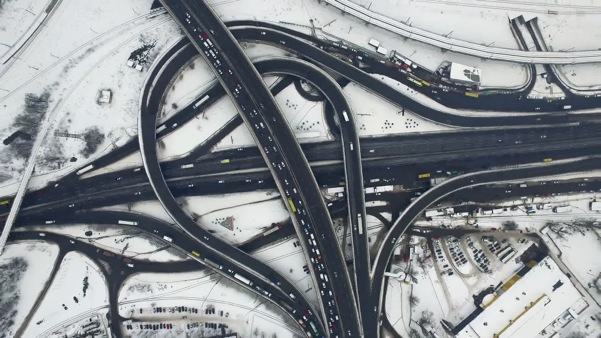 冬天在道路互通式立交上行驶的汽车俯瞰白雪高速公路十字路口视频特效素材-千库网