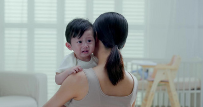 年轻妈妈抱着哭闹的宝宝2