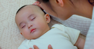 年轻妈妈抱着睡觉的宝宝7