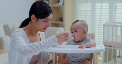 母婴健康图标实拍视频素材年轻妈妈喂宝宝吃饭3