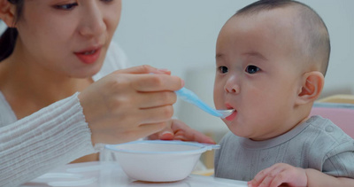 年轻妈妈喂宝宝吃饭6