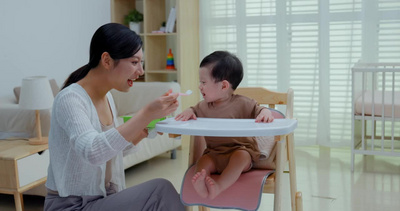 年轻妈妈喂宝宝吃饭7