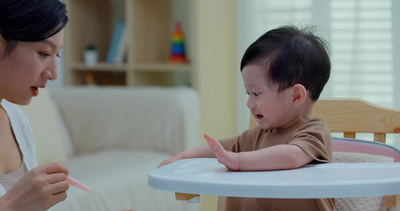 母婴健康图标实拍视频素材年轻妈妈喂宝宝吃饭8