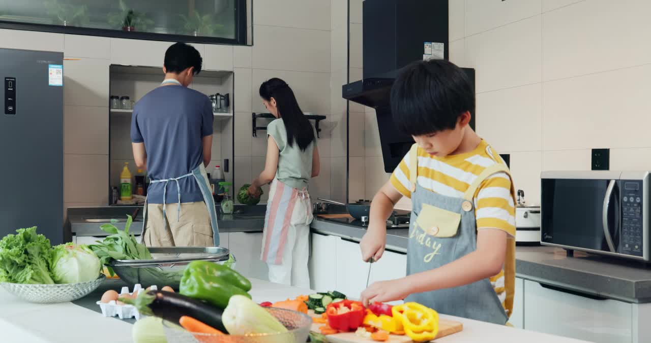 年轻父母教儿子学做饭视频特效素材-千库网