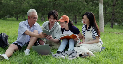 老师和大学生坐在校园里交谈1