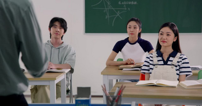 坐在教室里认真上课的大学生2