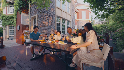 快乐大家庭在庭院里用餐2