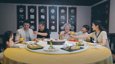 幸福家庭在餐厅聚餐8