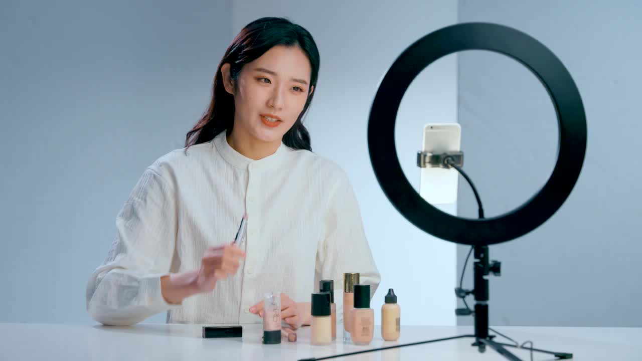 青年女人在线直播卖化妆品1视频特效素材-千库网