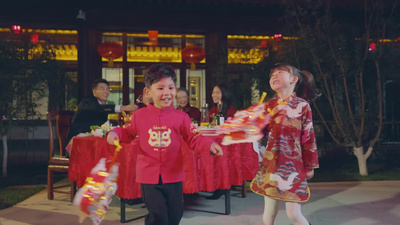 快乐家庭庆祝新年2