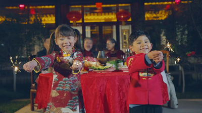 30人聚餐实拍视频素材快乐家庭庆祝新年5
