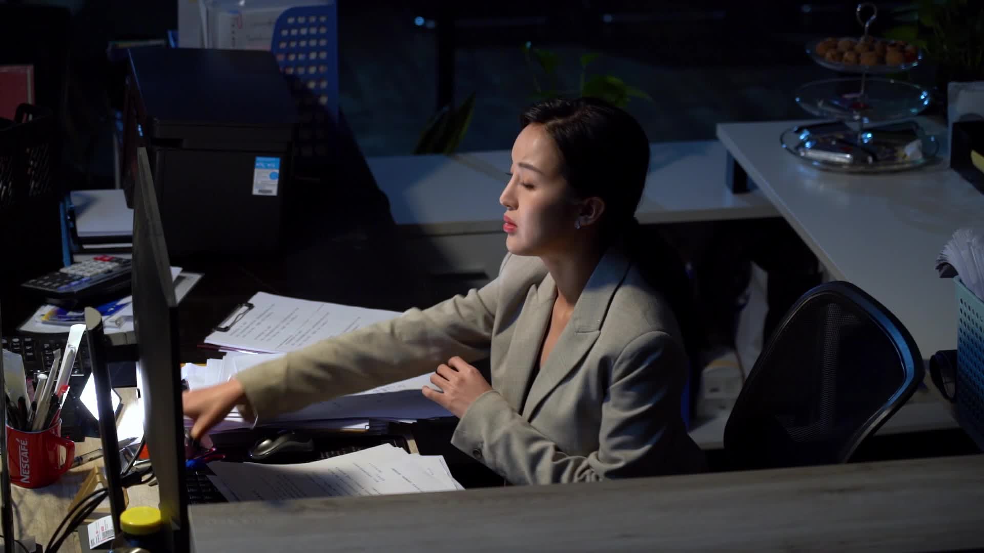 在办公室加班的商务女士44视频特效素材-千库网