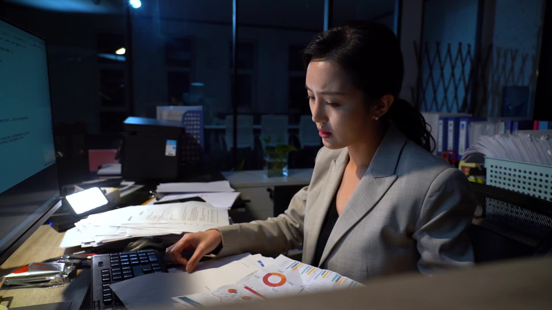 在办公室加班的商务女士57视频特效素材-千库网