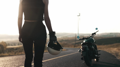 性感年轻女人和摩托车4