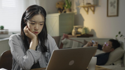 年轻女人在家使用电脑45