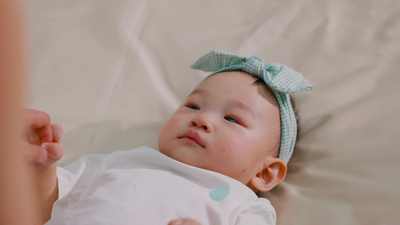 母婴健康图标实拍视频素材年轻妈妈和宝宝玩耍2