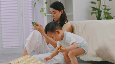 看手机的年轻妈妈1