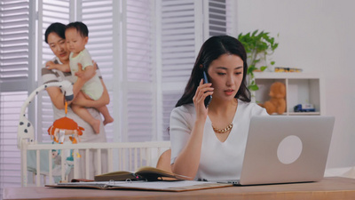年轻妈妈在家工作3