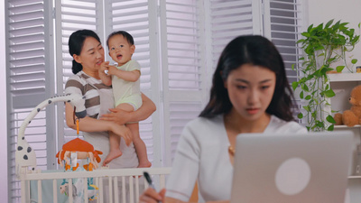 年轻妈妈在家工作4