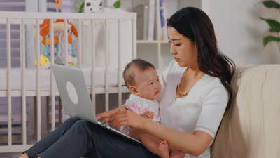 年轻妈妈带着宝宝使用电脑3