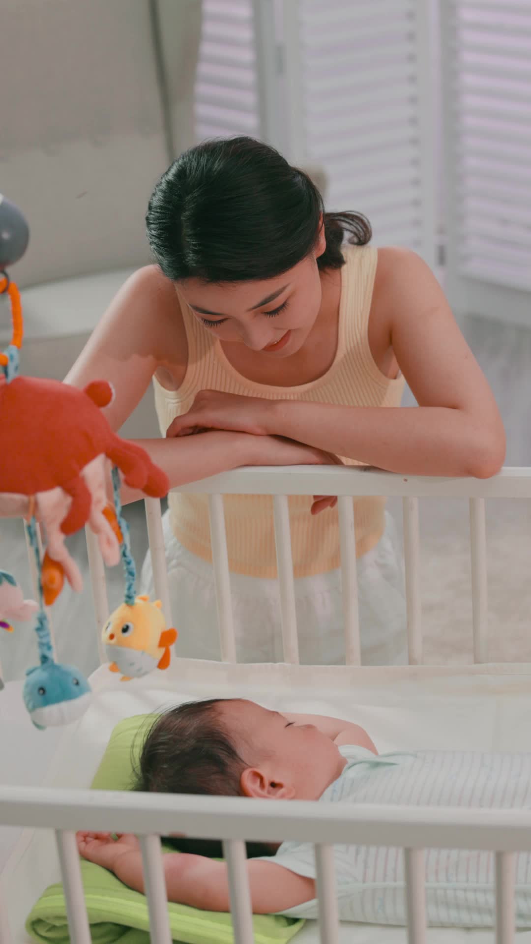 年轻妈妈陪伴宝宝睡觉3视频特效素材-千库网