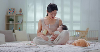 年轻妈妈喂宝宝喝奶