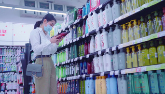 戴口罩的青年女人在超市选购洗护用品2