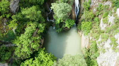 山顶瀑布鸟瞰美景
