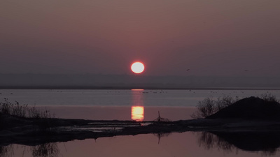 湖上日出红霞水中倒影乌克兰蒂利古尔河口