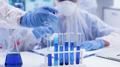 帆布鞋女的实拍视频素材女科学家观察蓝色烟雾记录实验