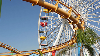 摩天轮游乐园里的过山车著名的加州夏季标志太平洋海滩度假胜地码头