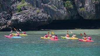 泰国苏梅昂通海洋公园2019年6月9日人们在天堂海的悬崖附近划独木舟一群游客在岩石附近的蓝色田园绿松石海水上划着皮划艇