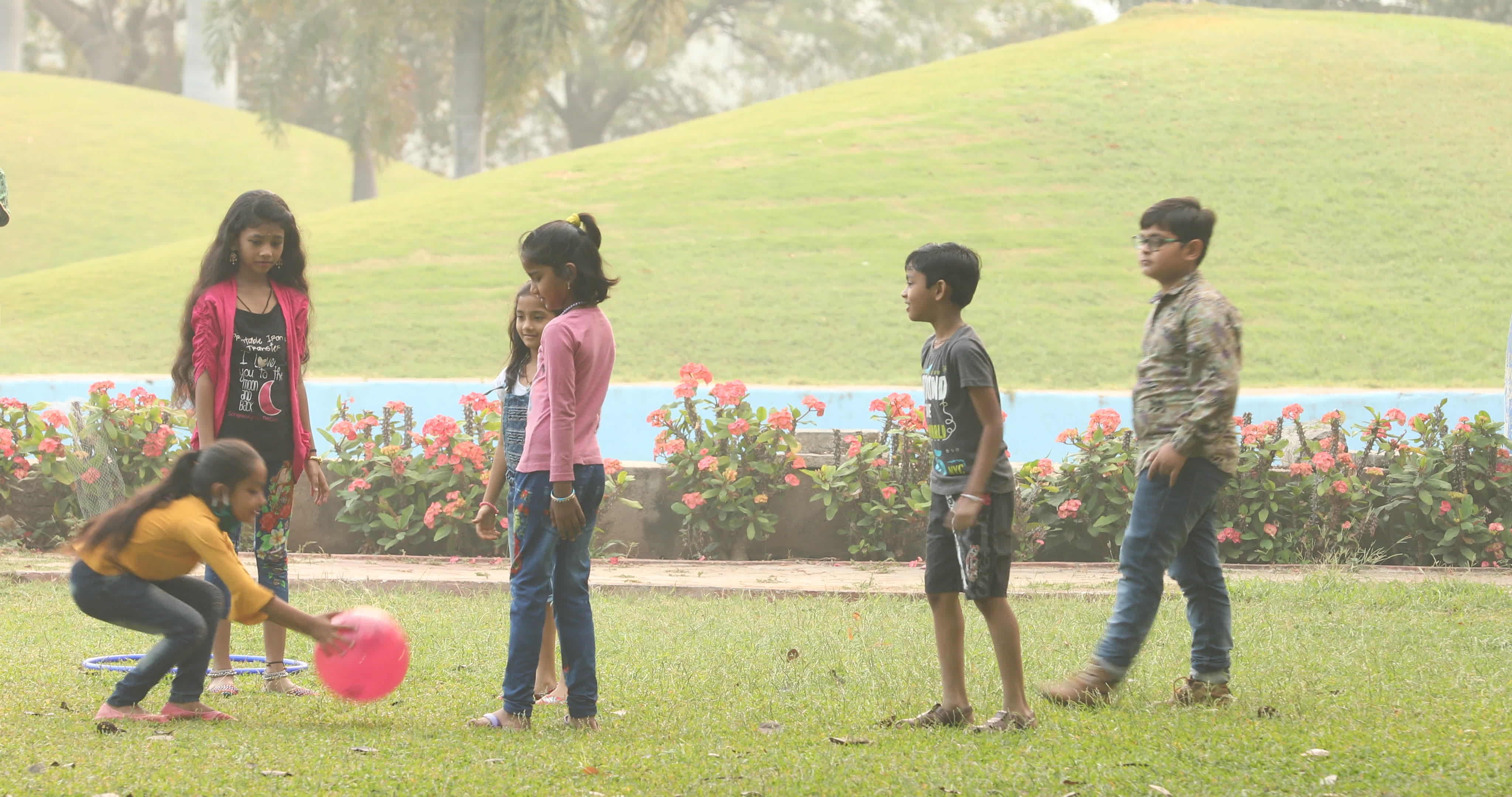 印度贫穷的男孩和女孩视频特效素材-千库网