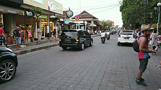 汽车街道视频图片素材_印度尼西亚乌布一条繁忙街道上的人和车辆