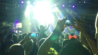 马其顿斯提普2016年9月前后人们在音乐会上用智能手机拍照或录制视频慢动作