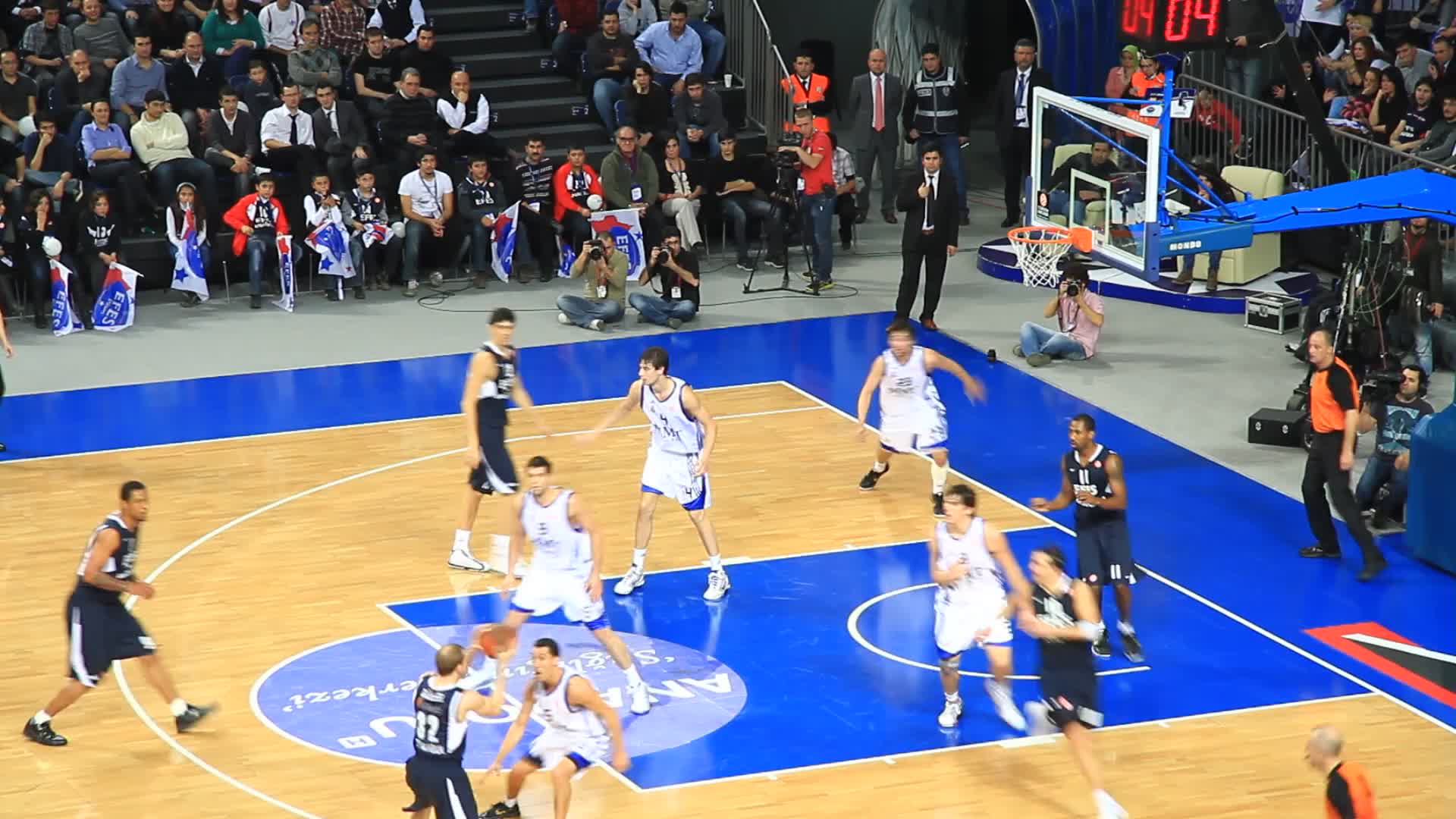 防守端积极拼抢贡献2抢断1盖帽