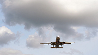 空中客车俄罗斯航空公司在头顶飞过