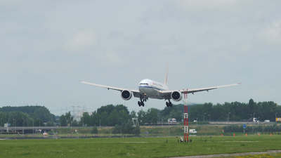 中国货运航空公司的波音777飞机降落在史基浦机场