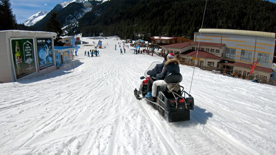 保加利亚班斯科2018年2月左右急救雪地摩托运送受伤的滑雪者