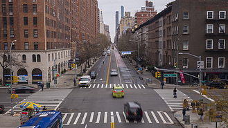 美国纽约市2018年11月22日夜间曼哈顿街道上的汽车交通10号大道和23号街的交叉口团结美利坚合众国从高线公园观看风景时间流逝
