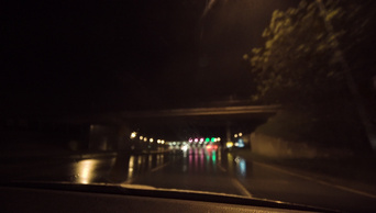 晚上下雨的时候在高速公路上开车接近支薪工具止损点