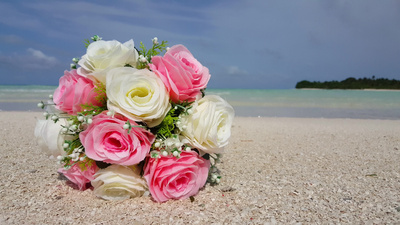 婚礼路引花球实拍视频素材夏威夷海滩沙滩上的一束玫瑰
