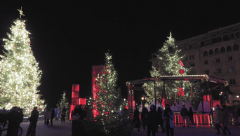 希腊塞萨洛尼基在亚里士多德广场用人群装饰圣诞树
