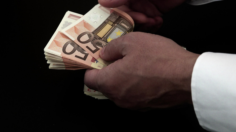 商人的手在黑暗中数欧元钞票视频特效素材-千库网