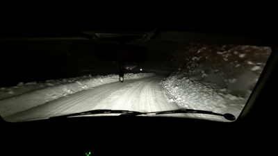 驾驶汽车在雪山公路